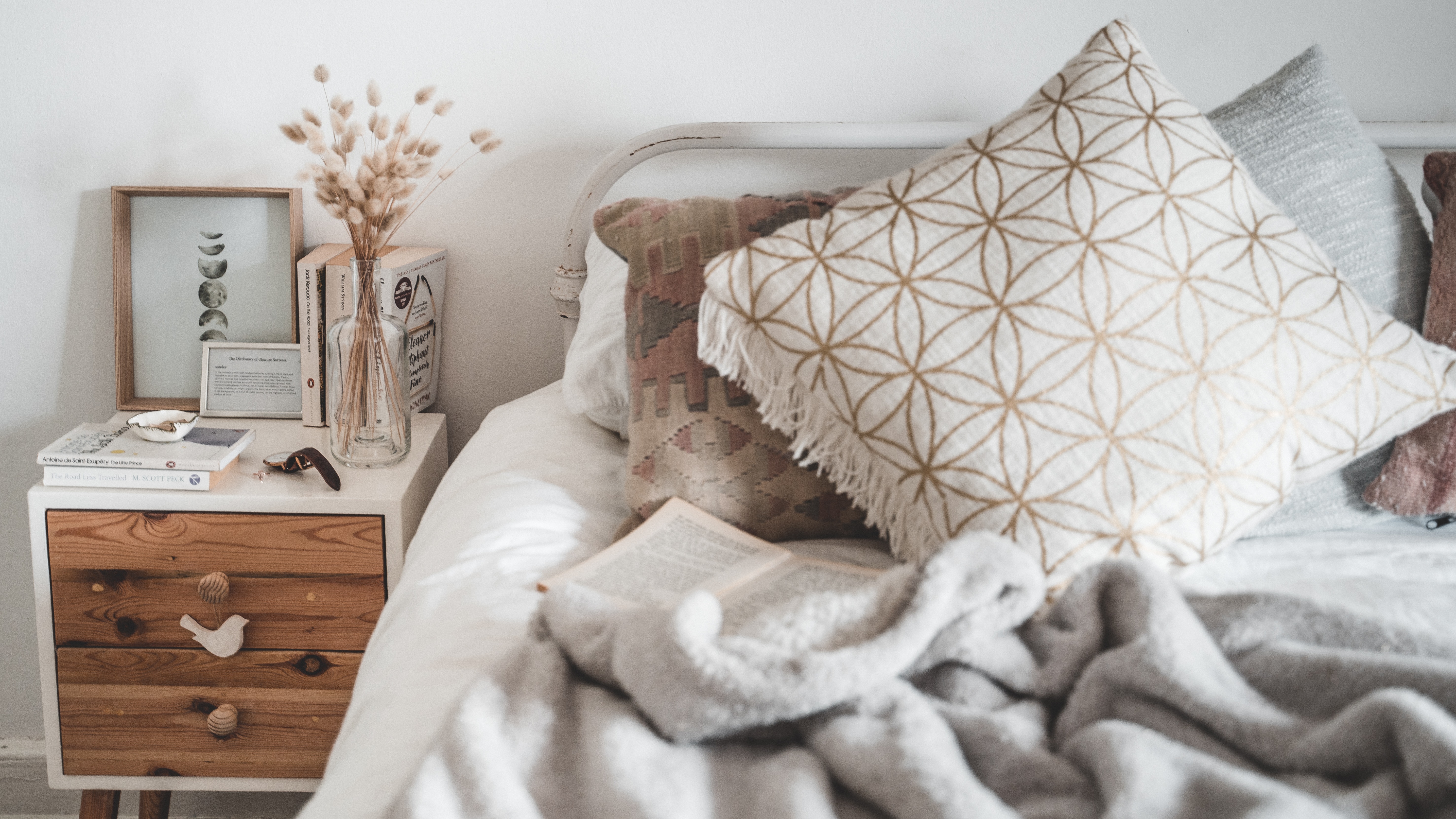 a bedroom decorated with eco-friendly products